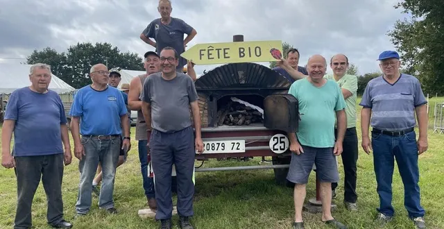 photo  henri joly (troisième en partant de la droite) et les membres de l’association de protection de l’environnement malicornais, réunis autour du four à pain, organisent la 20e fête bio, dimanche 25 août 2024.  &copy;  ouest-france 