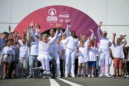 photo Ça y est, la flamme paralympique est arrivée sur le sol français, elle est arrivée du Royaume-Uni ce dimanche via le Tunnel sous la Manche. PHOTO : LOU BENOIST / AFP 