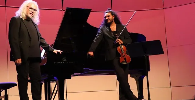 photo  le duo yvan cassar - nemanja radulovic a littéralement enthousiasmé le public de la scène joël le theule, lors de leur carte blanche.  &copy;  ouest-france 