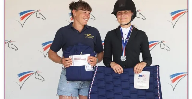 photo  léonie salles et sa médaille d’argent, aux côtés de sa coach émilie d’heur.  &copy;  psv 