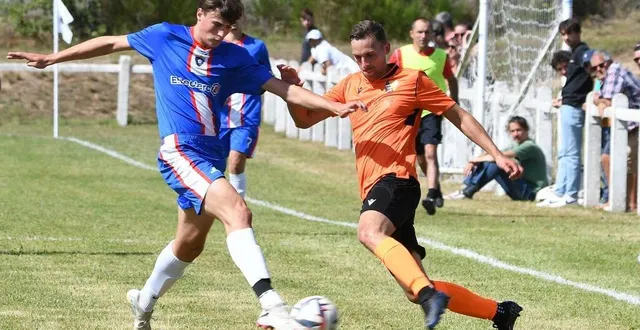 photo  saint-ouen saint-biez (en orange) aura tenu tête à château-du-loir.  &copy;  le maine libre 