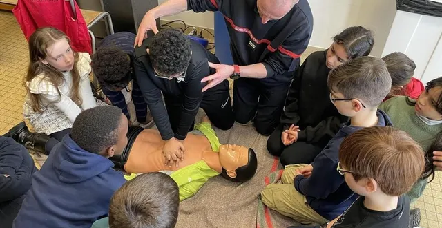 photo  le lieutenant folliot, chef du centre de secours de flers (orne) avait déjà initié des élèves d’écoles primaires aux gestes qui sauvent en février 2024.  &copy;  ouest-france 