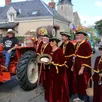 photo les membres de l’association des vignobles des coteaux fléchois ont enfilé leur plus belle tunique pour accompagner leur char, dimanche 25 août 2024, à l’occasion du comice agricole.