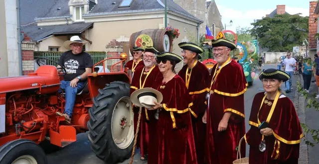photo  les membres de l’association des vignobles des coteaux fléchois ont enfilé leur plus belle tunique pour accompagner leur char, dimanche 25 août 2024, à l’occasion du comice agricole.  &copy;  ouest-france 
