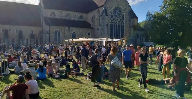 photo  des festivaliers venus écouter des sonorités étonnantes.  &copy;  le maine libre 