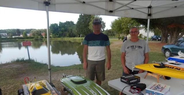photo  les démonstrations de modélisme nautique de yannick et régis ont suscité un vif intérêt.  &copy;  le maine libre 