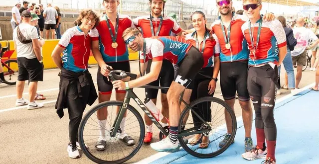 photo  notre correspondant hugo trouvé, sur le vélo, a participé aux 24 heures  du mans vélo, avec l’équipe « pour le sourire de jerem' ».  &copy;  dominique breugnot 