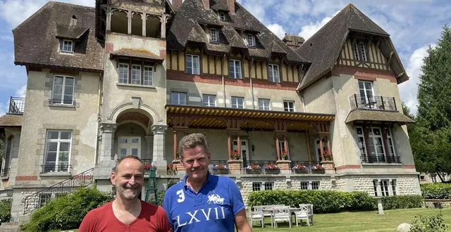 photo  klaus bentin et søren rasmussen entretiennent le gué aux biches de bagnoles-de-l’orne-normandie (orne) en duo.  &copy;  ouest-france 