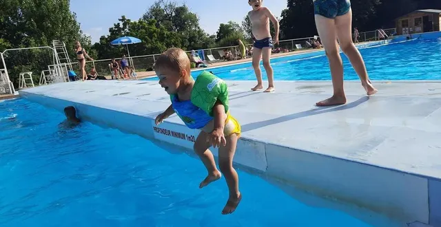 photo  émile, 2 ans, passe du petit au grand bassin, il est comme un poisson dans l’eau.  &copy;  ouest-france 