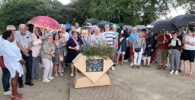 photo  au square marie-fortier, une maquette de l’avion halifax, abattu le 23 mai 1944, a été inaugurée.  &copy;  ouest-france 