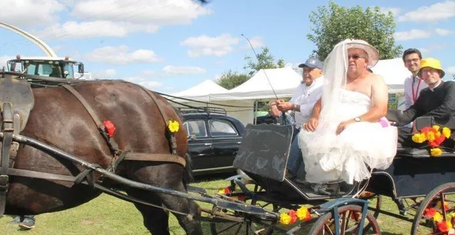photo  le maire sur le char de miss comice tiré par alouette de mareil.  &copy;  le maine libre 