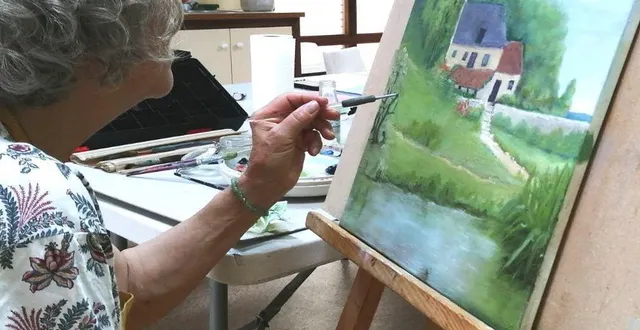 photo  une élève travaille son tableau lors des ateliers.  &copy;  jean-luc guegan 