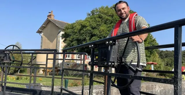 photo  julien gagneux a découvert le métier d’éclusier cette année à avoise.  &copy;  le maine libre 
