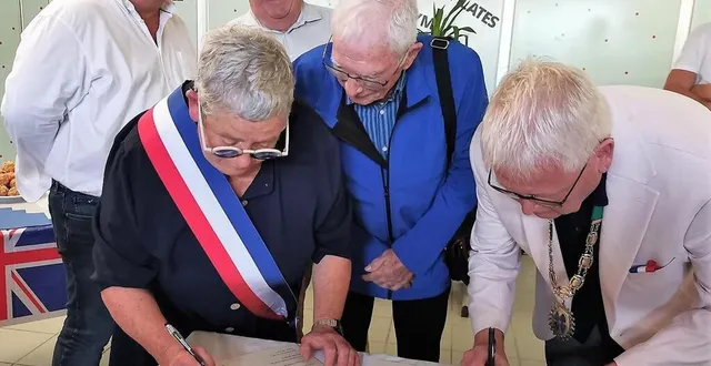 photo  irène boyer, maire de moncé-en-belin, et graham briggs, chairman de welton, signent à leur tour la charte du jumelage instauré en 1974 sous les yeux de trois anciens maires de moncé : didier péan, michel freslon et claude hée, qui avait lancé le jumelage à l’époque.   &copy;  le maine libre 