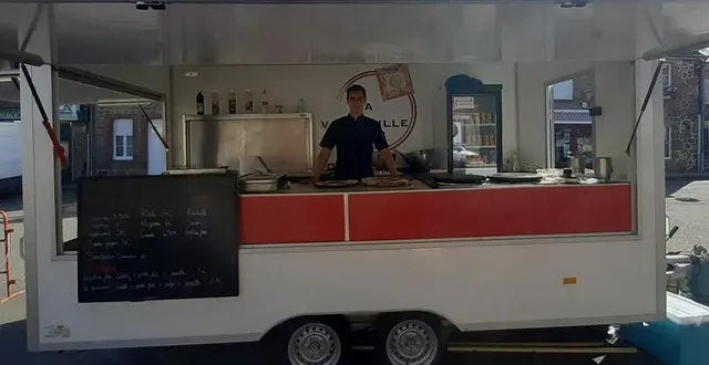 photo  bastien moreau en activité dans son restaurant ambulant, la vadrouille.  &copy;  ouest-france 