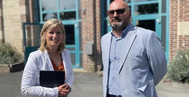 photo  la principale cindy gaddini et son adjoint calin hetes préparent la rentrée au collège françois-truffaut.  &copy;  ouest-france 