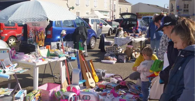 photo  c’est sous un beau soleil de dimanche que le comité des fêtes organisait son traditionnel bric-à-brac de fin d’été, place de la république. plus d’une quinzaine d’exposants avaient déployé leurs étals pour le plus grand plaisir des chineurs. le comité organisera la restauration de la fête de fin d’été, la semaine prochaine, et un repas dansant paëlla, le 28 septembre.  &copy;  ouest-france 