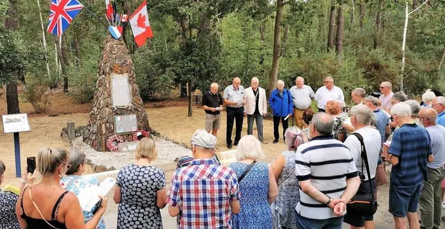 photo  les officiels de moncé-en-belin et de welton en angleterre ont rendu hommage aux aviateurs tombés au-dessus de la forêt de moncé.  &copy;  le maine libre. 