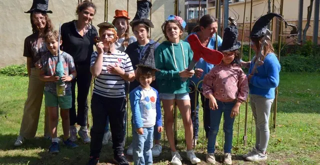 photo  les huit jeunes au musée avec camille et sophie.  &copy;  le maine libre 