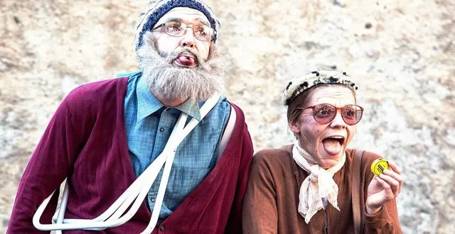 photo  en interaction avec l’environnement, le couple poiseau cherche à rencontrer son public.  &copy;  mairie 