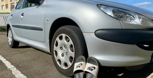 photo  la loi n’interdit pas un automobiliste de conduire avec des claquettes, tongs ou sandales.  &copy;  le maine libre 