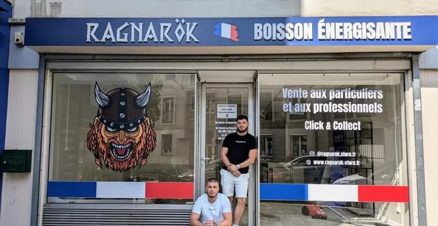 photo  kévin ledon (debout) et stan laurent devant la façade de leur première boutique ragnarök.   &copy;  le maine libre 