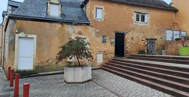 photo  l’aménagement de ce bâtiment mitoyen de la mairie, devrait comprendre un logement et une salle associative.  &copy;  archives ouest-france 