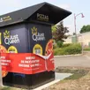 photo  le distributeur de pizzas de just queen est installé dans le rond-point à l’entrée d’auvers-le-hamon lorsque l’on vient de sablé-sur-sarthe, non loin du garage vauloup dugast. 