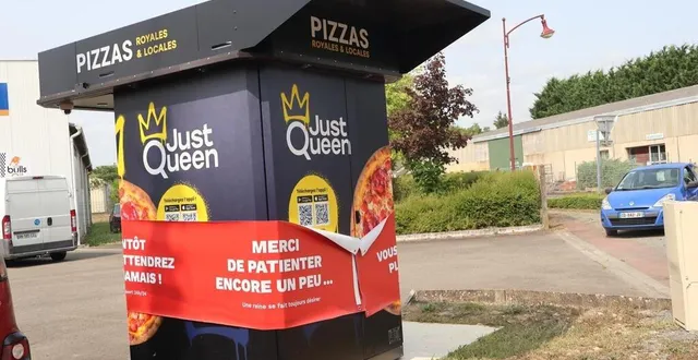 photo  le distributeur de pizzas de just queen est installé dans le rond-point à l’entrée d’auvers-le-hamon lorsque l’on vient de sablé-sur-sarthe, non loin du garage vauloup dugast.  &copy;  ouest-france 