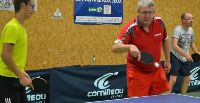 photo  triple médaillé aux jeux paralympiques, le joueur de tennis de table, françois sérignat habite à sablé-sur-sarthe.  &copy;  archives le maine libre 