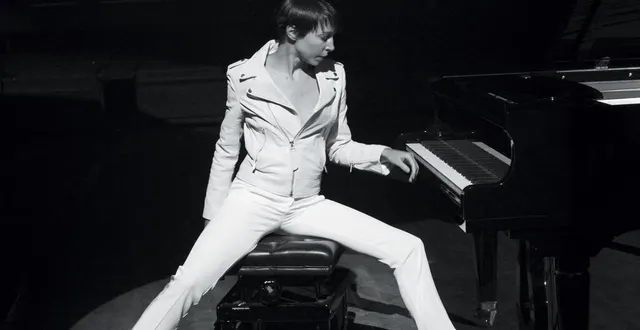 photo  l’autrice, compositrice, chanteuse, bassiste et pianiste, jeanne cherhal artiste incontournable de la scène musicale française donnera un concert à dollon, samedi soir.  &copy;  franck louriou 