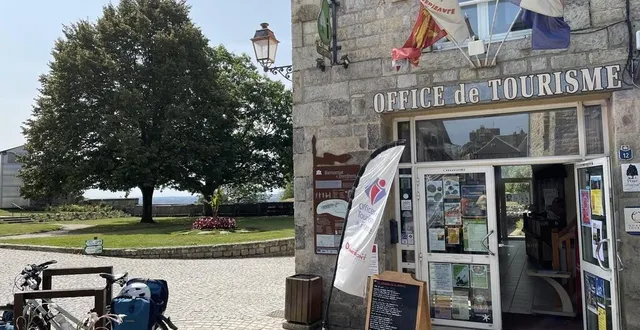 photo  le bureau d’information touristique de domfront-en-poiraie, dans l’orne, propose plusieurs objets souvenirs.  &copy;  ouest-france 