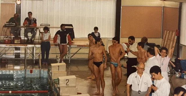 photo  à une période, des cloisons supplémentaires ont été installées sur les vitres de la piscine saint-nicolas, à laval. les bassins intérieurs n’étaient ainsi plus visibles de l’extérieur.  ©  philippe raynière 