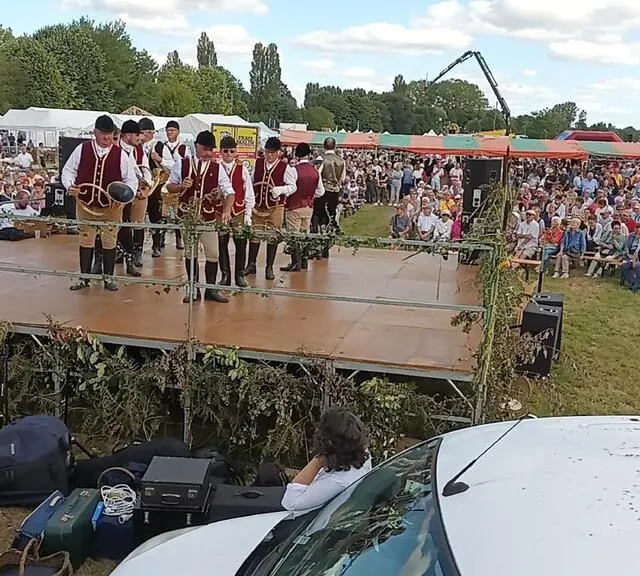photo après avoir parcouru les rues du village, une dizaine de groupes musicaux sont arrivés sur le comice, où les attendait un nombreux public.  ©  ouest-france