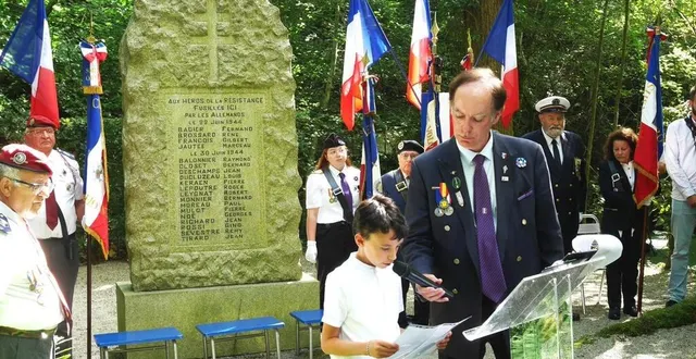 photo  christophe bayard, président de l’association vive la résistance tend le micro à un jeune écolier pour la lecture des textes des élèves de cm1 de l’école condéenne  &copy;  ouest-france 