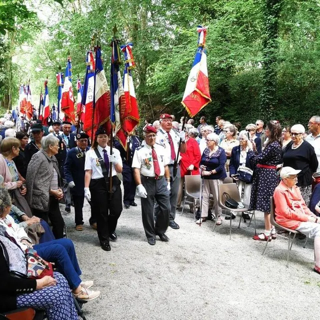 photo l’arrivée des nombreux porte-drapeaux dans la carrière des fusillés de la galochère.  ©  ouest-france