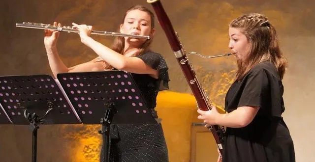 photo  manon lethielleux à la flûte traversière, et clémence béal au basson, pour un concert rare, à l’église de rouillon ce dimanche.  &copy;  ouest-france 