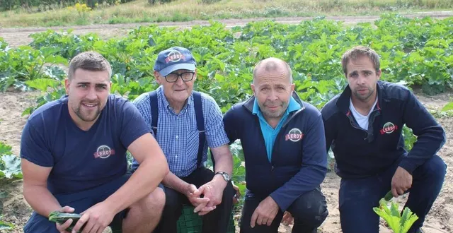 photo  simon, jean-claude, philippe et pierre leroy, trois générations de producteur de pomme.  &copy;  le maine libre 