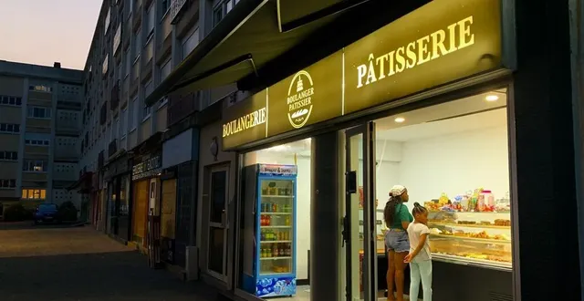 photo  au fournil de bellevue, les clients sont ravis de sortir avec des baguettes sorties du four après 21 h 30.  &copy;  le maine libre 