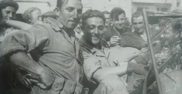 photo  des soldats américains sur la place de la mairie de loué en 1944  &copy;  ouest-france 