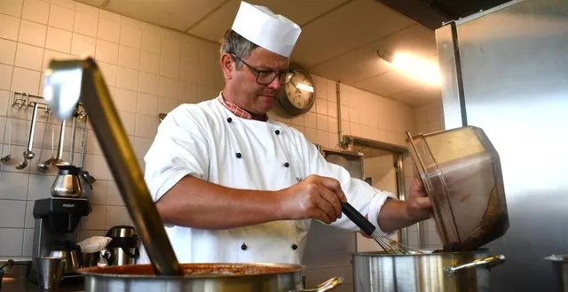 photo  les cuisiniers s’activent au restaurant universitaire du campus de damigny en cette semaine de rentrée scolaire.  &copy;  ouest france 