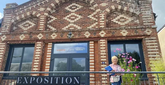 photo  nicole chevalier, greeter, devant le bâtiment de l’estrade, à athis-val-de-rouvre (orne).  &copy;  ouest-france 
