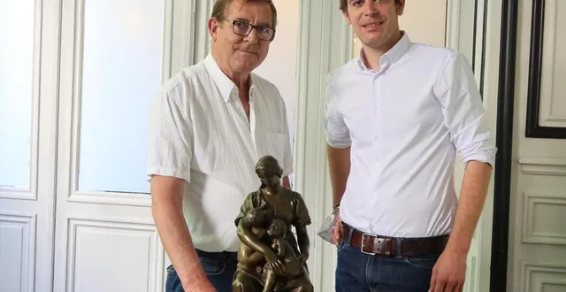 photo  damien tison, aux côtés de son père claude, lui aussi antiquaire de métier.  &copy;  photo archives le maine libre 