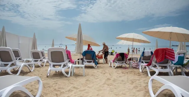 photo  le retard à l’allumage de la saison estivale a plombé les chiffres d’affaires du tourisme, notamment sur le littoral, comme ici aux sables-d’olonne (vendée).  &copy;  archives zeïnaba diallo / ouest-france 