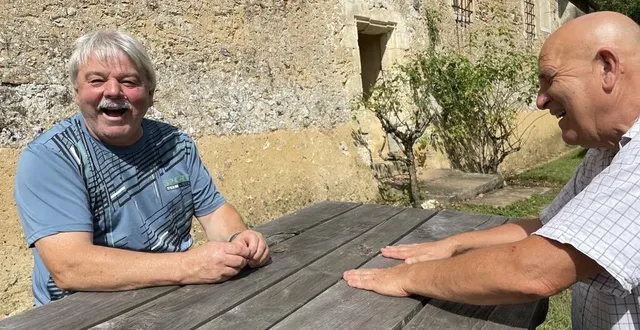 photo  jean-yves hermeline (à gauche), le maire de saint-denis-des-coudrais, rit de bon cœur avec son adjoint jacques barbier. comme un symbole de la joie de vivre des dionysiens.  &copy;  le maine libre 