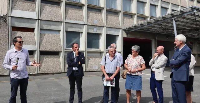 photo  les élus du conseil départemental ont été accueillis au collège pierre-de ronsard de la chartre-sur-le-loir (sarthe) et ont découvert les travaux qui y seront réalisés avec l’architecte (à gauche).  &copy;  ouest-france 