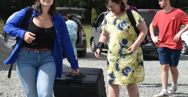 photo  la directrice accueille élèves et familles  &copy;  le maine libre 