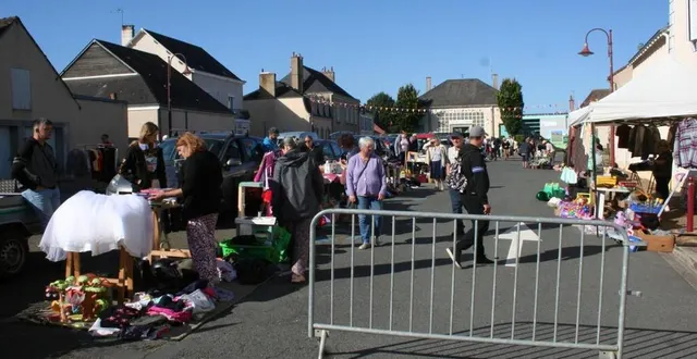 photo  c’est sous un soleil resplendissant que le public est venu nombreux chiner et jouer avec les enfants.  &copy;  le maine libre 