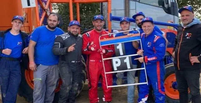 photo  la team prc pose fièrement avec le panneau de la victoire lors de la fête de l’agriculture en vendée.  &copy;  alexandre pousse 