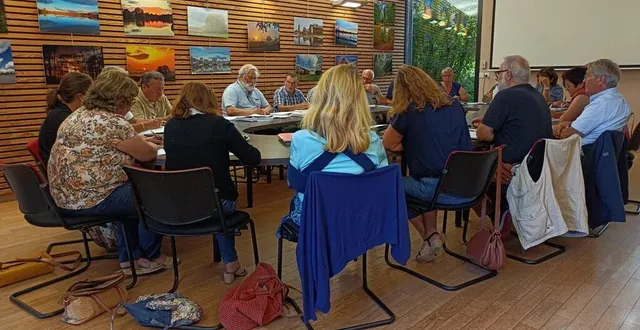 photo  andré trottet au côté des maires délégués et membres du conseil municipal.  &copy;  le maine libre 